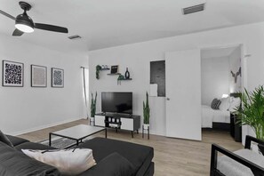 TV, offices - Modern B an W Inspired Apt in heart of Tampa Bay (Tampa)