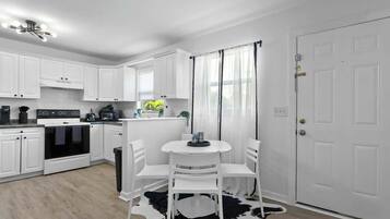 Køleskab, mikrobølgeovn, ovn, kogeplade