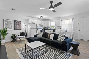 TV, offices - Modern B an W Inspired Apt in heart of Tampa Bay (Tampa)