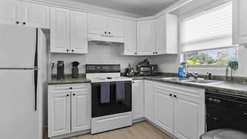 Køleskab, mikrobølgeovn, ovn, kogeplade