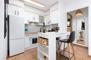 Mikrobølgeovn, ovn, kokeplater og oppvaskmaskin