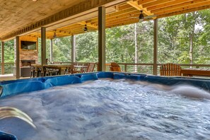 Outdoor dining - Summer Cabin! Sleeps 8 + Hot Tub! (Ellijay)