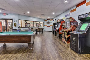 Games room - Summer Cabin! Sleeps 8 + Hot Tub! (Ellijay)