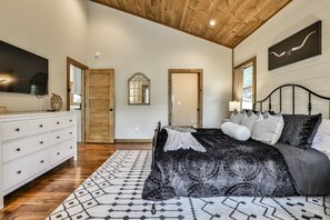 3 bedrooms, desk, iron/ironing board, travel crib