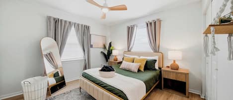 2 Schlafzimmer, Betten mit Memory-Foam-Matratzen, Schreibtisch