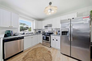 Full-sized fridge, microwave, oven, stovetop - Boho Inspired Apt in the heart of Tampa Bay! (Tampa)