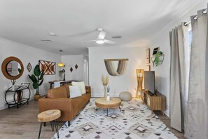 TV, offices - Boho Inspired Apt in the heart of Tampa Bay! (Tampa)