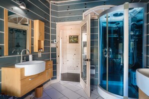 Shower, hair dryer, towels, toilet paper - Charming log cabin nestled in the woods, with a spa and in-ground pool. (Mandeville)