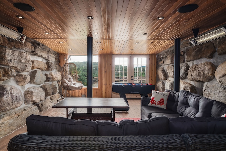 Charming Log Cabin Nestled In The Woods, With A Spa And In-ground Pool. - Quebec