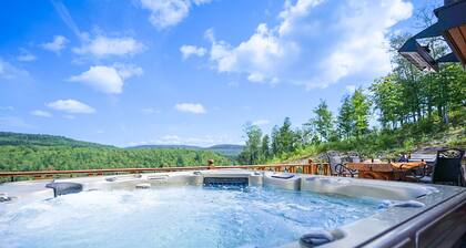 Chalet rustique en bois rond avec spa et piscine creusée.