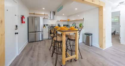 Seaside Sanctuary, 2 blocks to sand and free parking!
