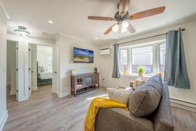 Modern Seaside Condo, 2 Blocks to Sand+ Parking