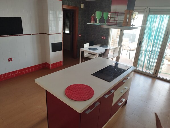 Kühlschrank, Mikrowelle, Ofen, Herdplatte
