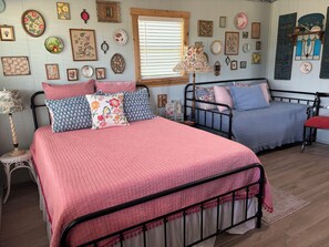 1 habitación, tabla de planchar con plancha, wifi gratis y ropa de cama