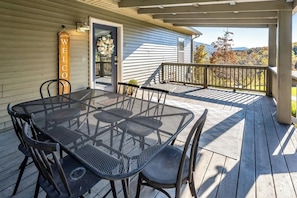 Outdoor dining - Treetop Retreat - Amazing Views, Hot Tub, Secluded (Wildwood)