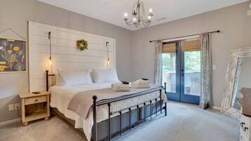 2 bedrooms, desk, iron/ironing board, WiFi