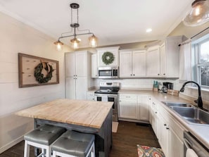 Fridge, microwave, oven, stovetop - Treetop Retreat - Amazing Views, Hot Tub, Secluded (Wildwood)
