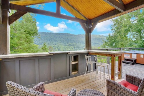 Treetop Retreat - Amazing Views, Hot Tub, Secluded