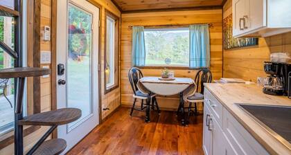 Magnolia Tiny Home - Hot Tub and Mountain Views