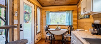 Magnolia Tiny Home - Hot Tub and Mountain Views