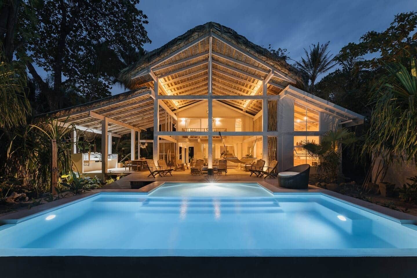 Una piscina con borde infinito