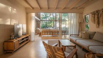 Smart-TV, bøker og stereoanlegg