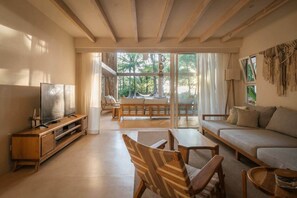 Smart TV, books, stereo - Beachfront Designer Villa Steps to the Beach • Private Pool (Puntarenas Santa Teresa)