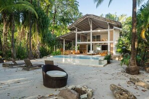 An infinity pool - Beachfront Designer Villa Steps to the Beach • Private Pool (Puntarenas Santa Teresa)