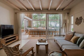Smart TV, books, stereo - Beachfront Designer Villa Steps to the Beach • Private Pool (Puntarenas Santa Teresa)