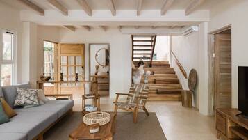 Smart-tv, böcker och en stereo