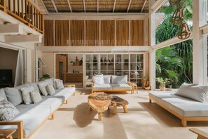 Smart TV, books, stereo - Beachfront Designer Villa Steps to the Beach • Private Pool (Puntarenas Santa Teresa)