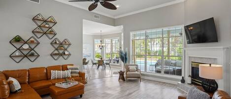 Televisión, chimenea, estéreo y oficina