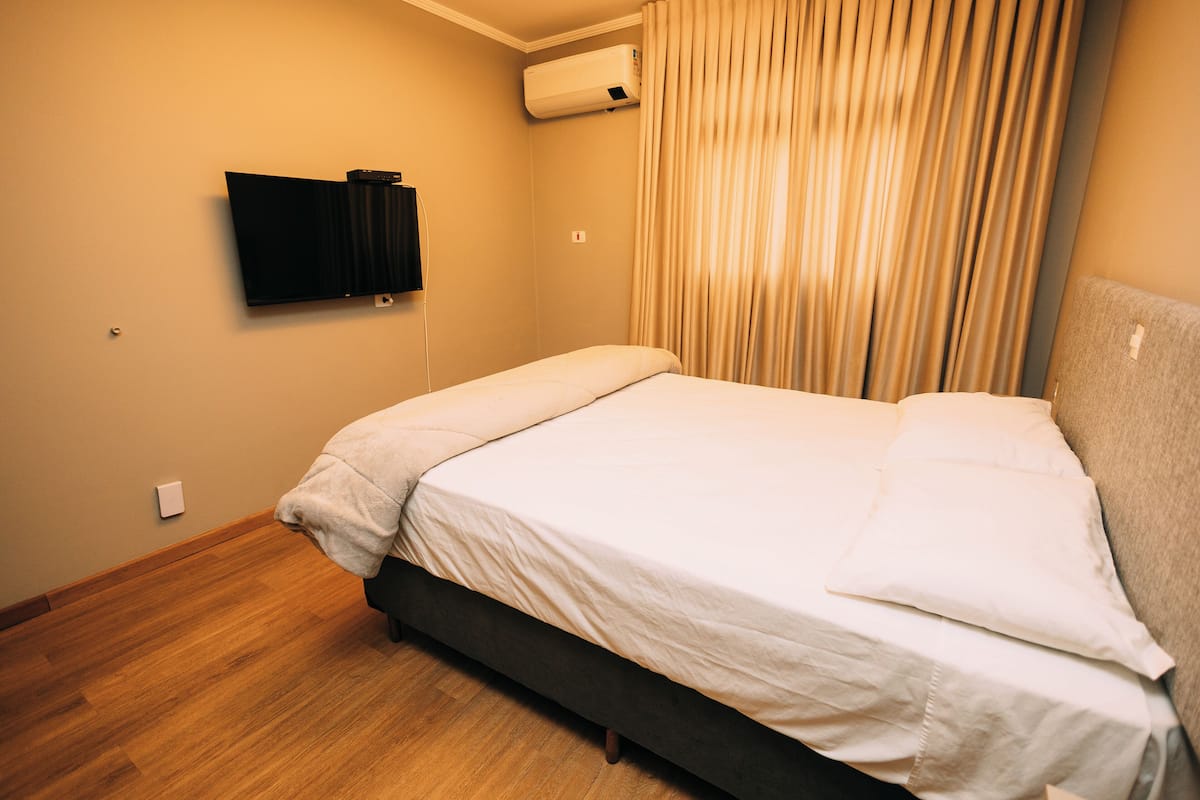 Apartamento standard | Cortinas blackout, ferros/tábuas de passar roupa, Wi-Fi de cortesia