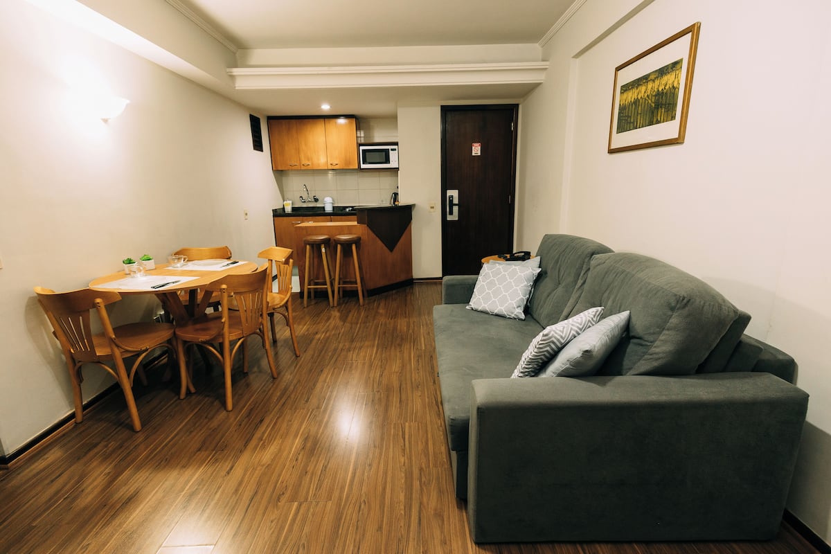 Apartamento econômico | Área de estar | TV LED 39 polegadas com canais a cabo