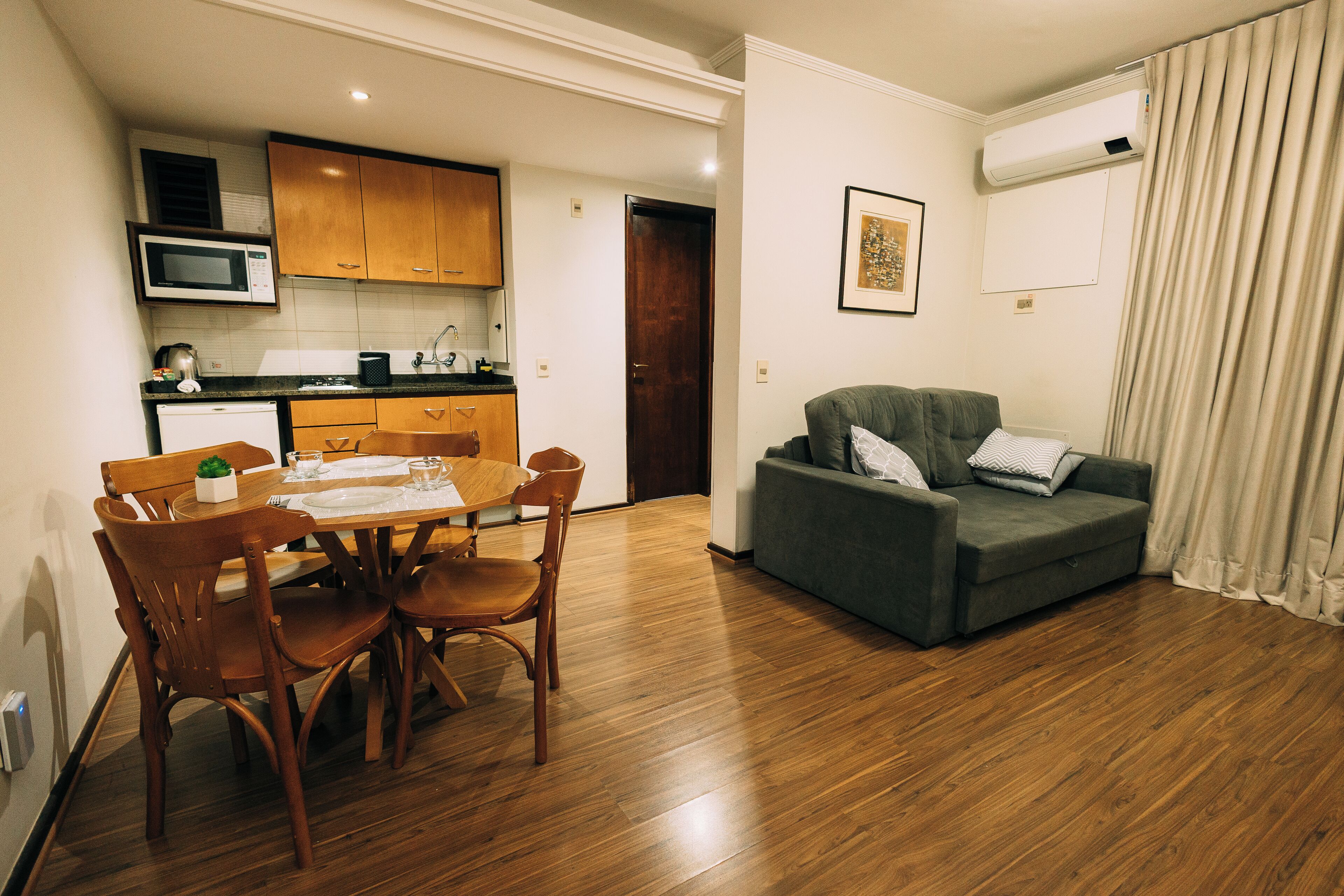 Apartamento econômico | Área de estar | TV LED 39 polegadas com canais a cabo