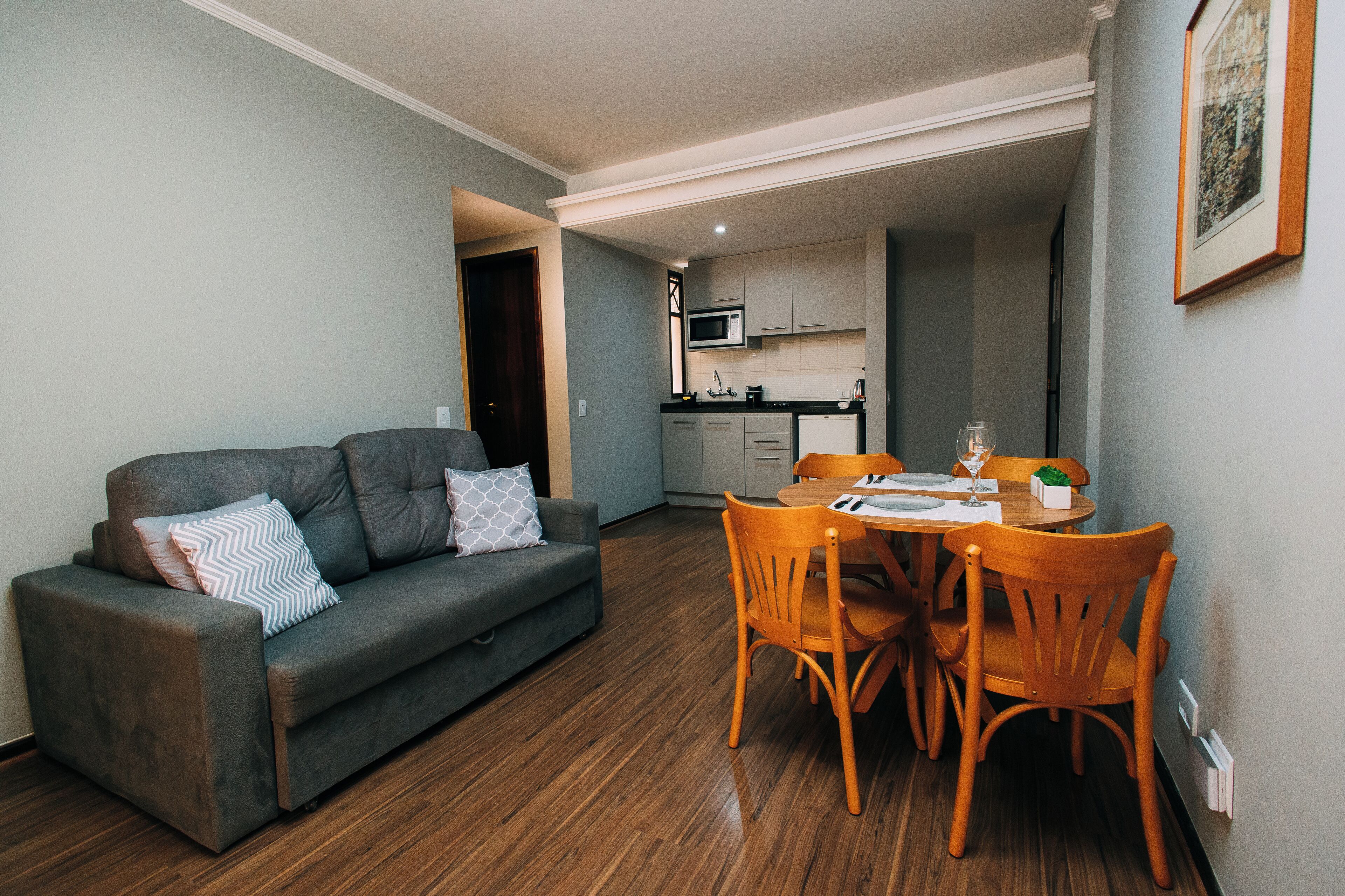 Departamento superior | Área de sala de estar | Televisión LED de 39 pulgadas con canales por cable 