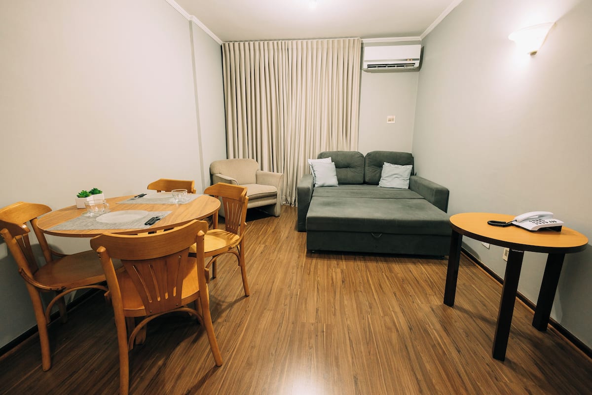 Apartamento econômico | Área de estar | TV LED 39 polegadas com canais a cabo