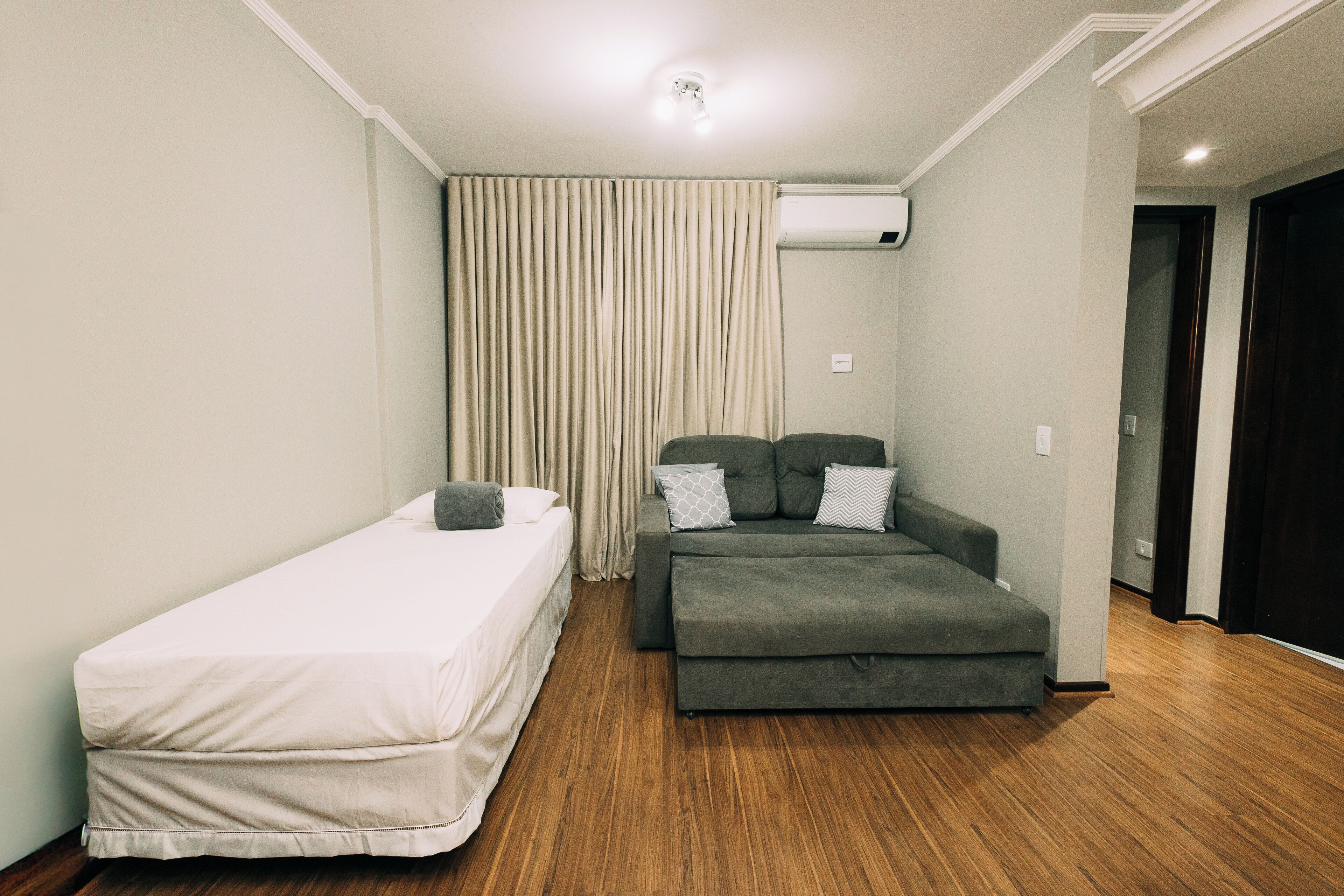 Apartamento econômico | Área de estar | TV LED 39 polegadas com canais a cabo