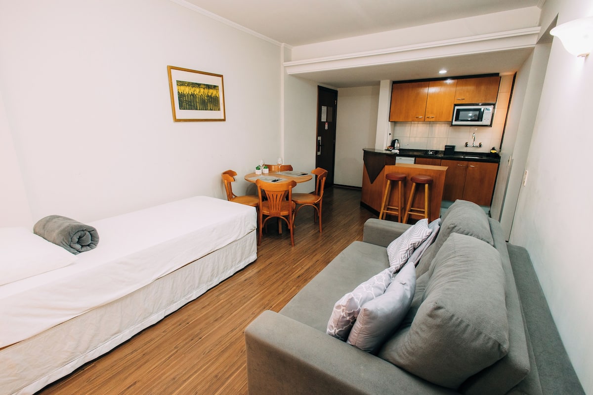 Apartamento econômico | Área de estar | TV LED 39 polegadas com canais a cabo