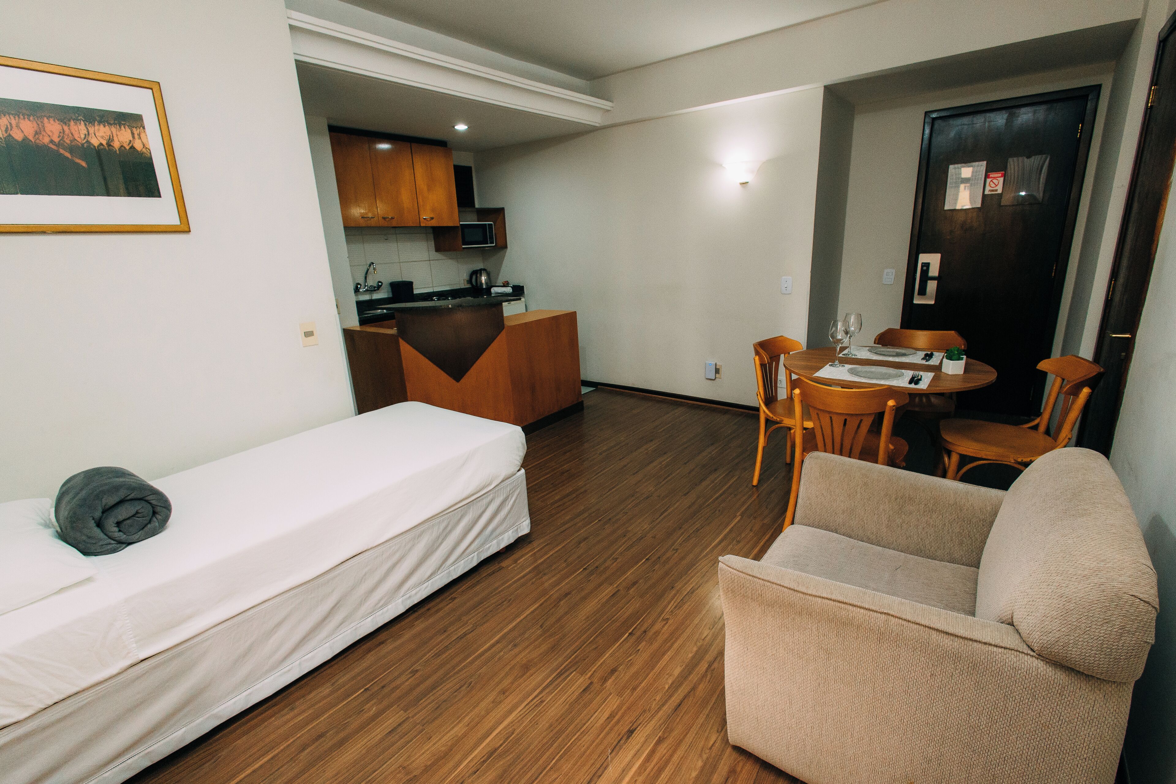 Apartamento standard | Área de estar | TV LED 39 polegadas com canais a cabo