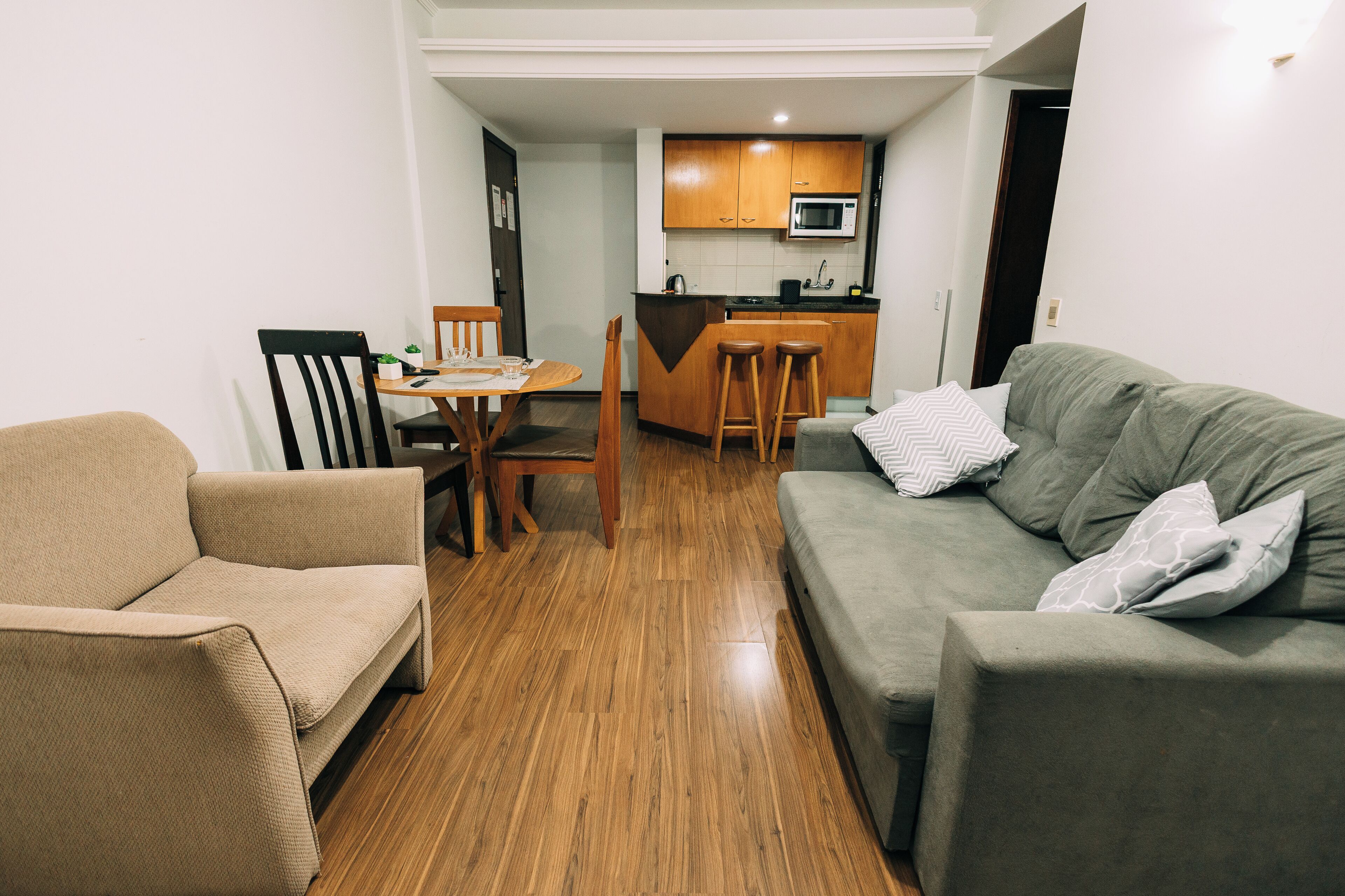 Apartamento econômico | Área de estar | TV LED 39 polegadas com canais a cabo