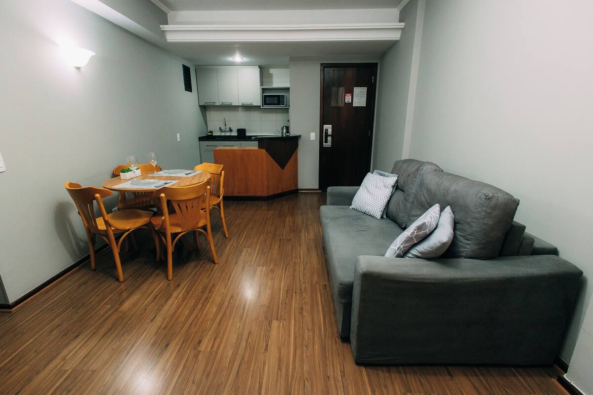 Apartamento superior | Área de estar | TV LED 39 polegadas com canais a cabo