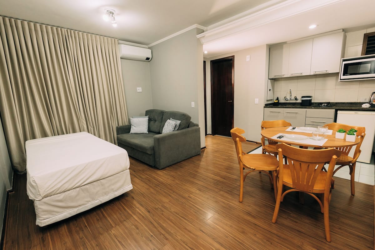 Apartamento econômico | Área de estar | TV LED 39 polegadas com canais a cabo