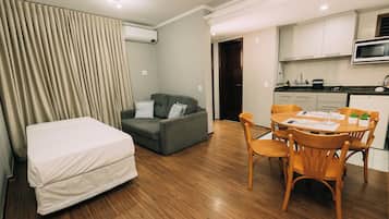 Apartamento econômico | Área de estar | TV LED 39 polegadas com canais a cabo