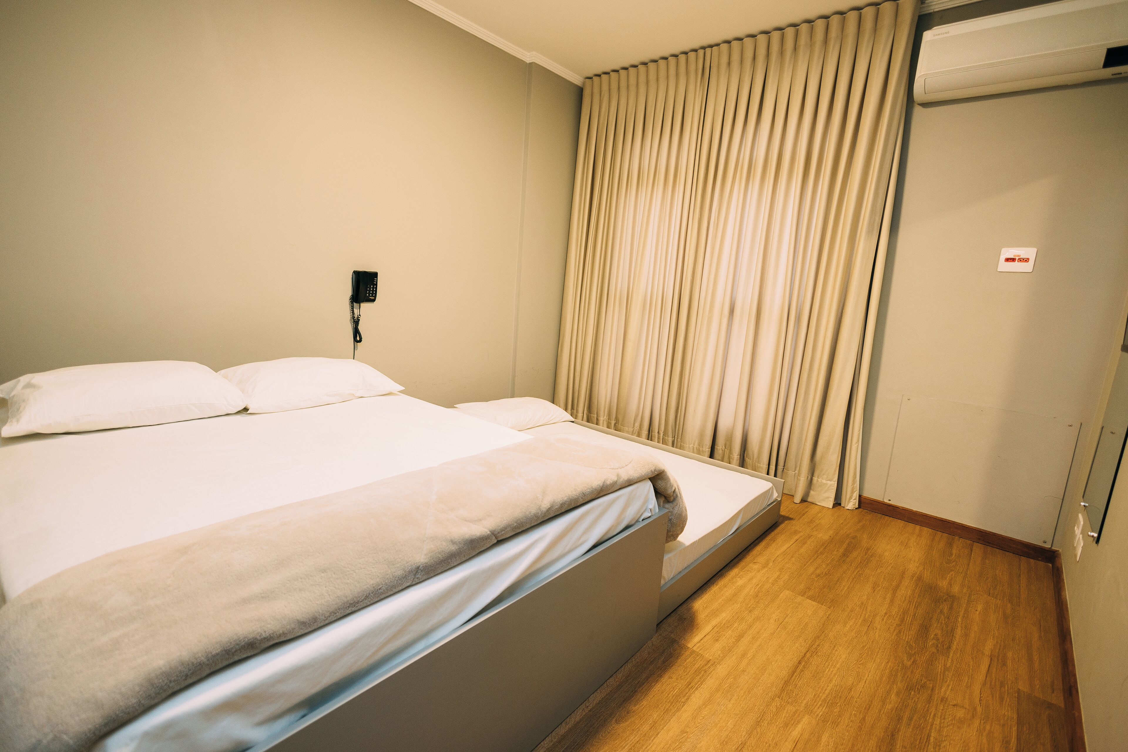 Apartamento standard | Cortinas blackout, ferros/tábuas de passar roupa, Wi-Fi de cortesia