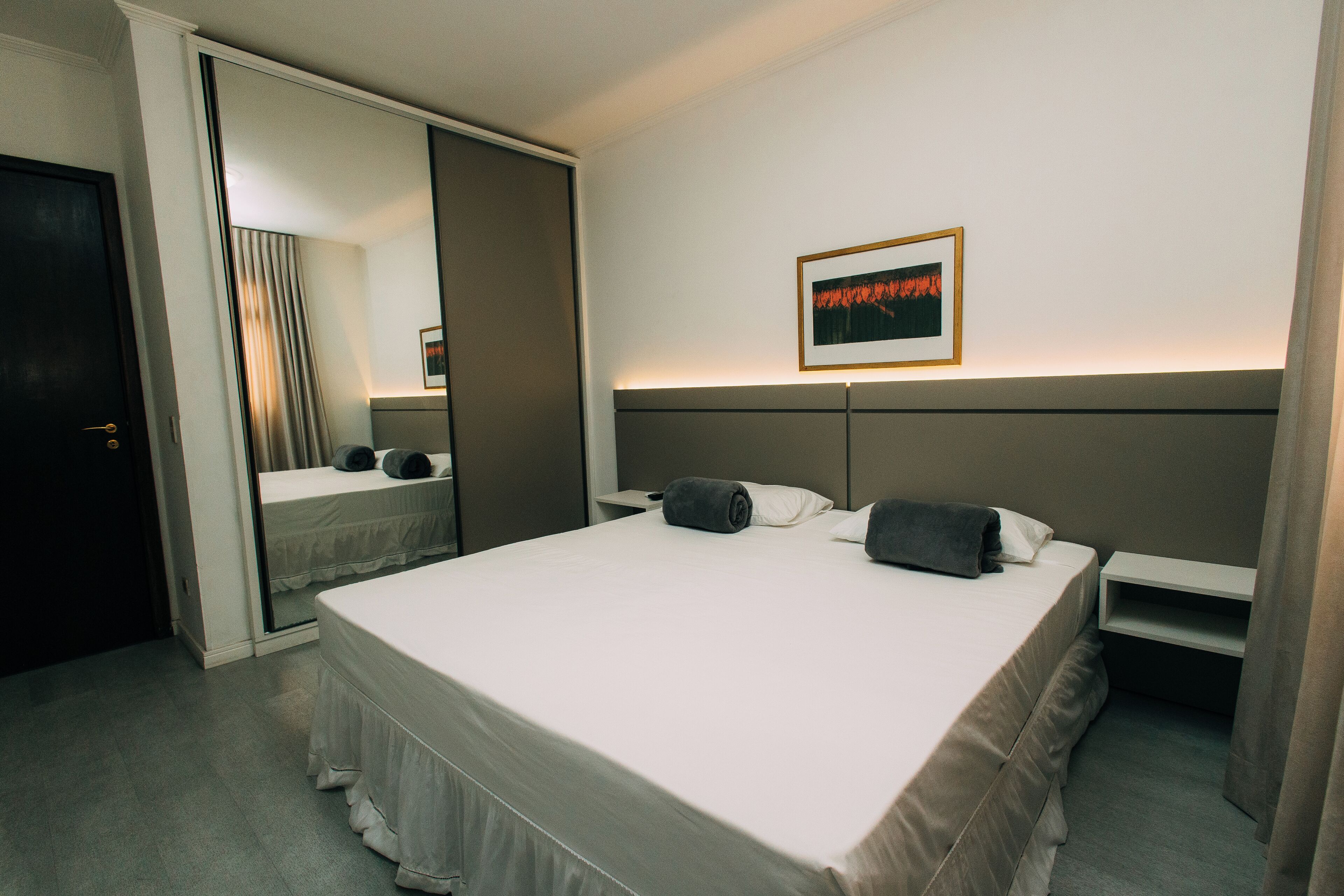 Apartamento econômico | Área de estar | TV LED 39 polegadas com canais a cabo