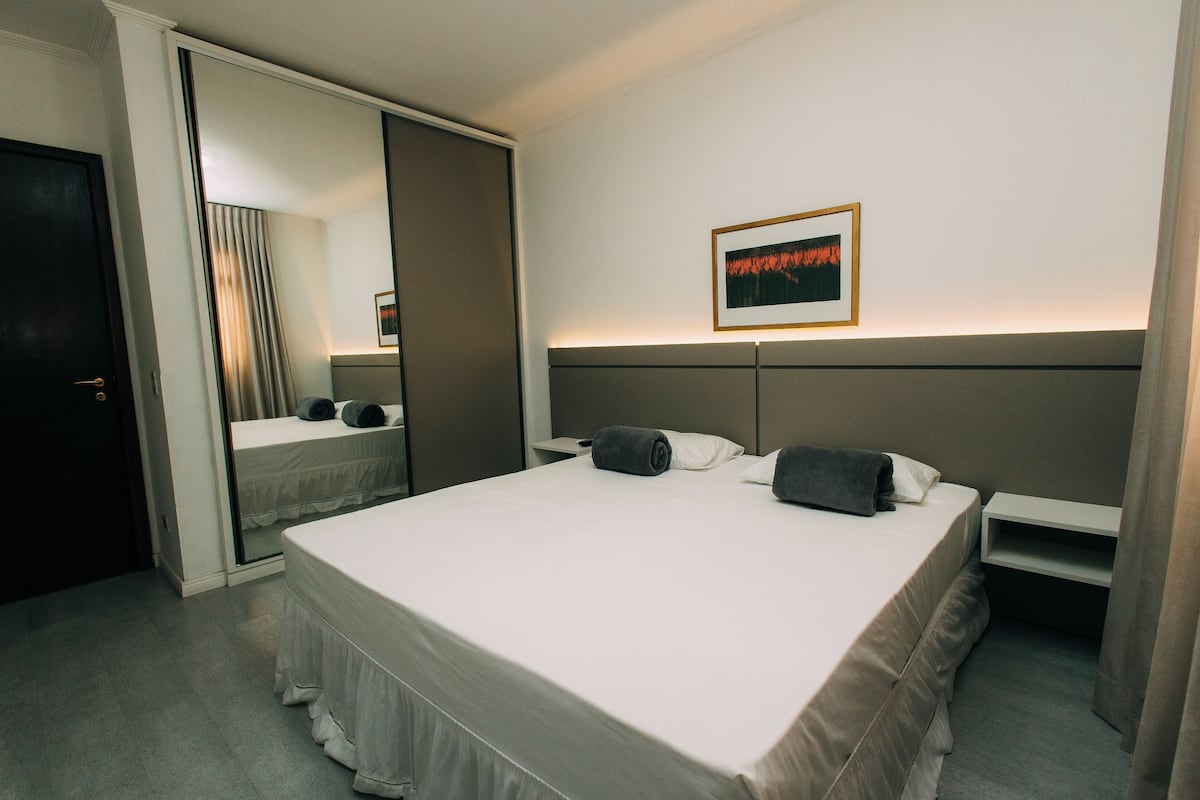 Apartamento econômico | Área de estar | TV LED 39 polegadas com canais a cabo