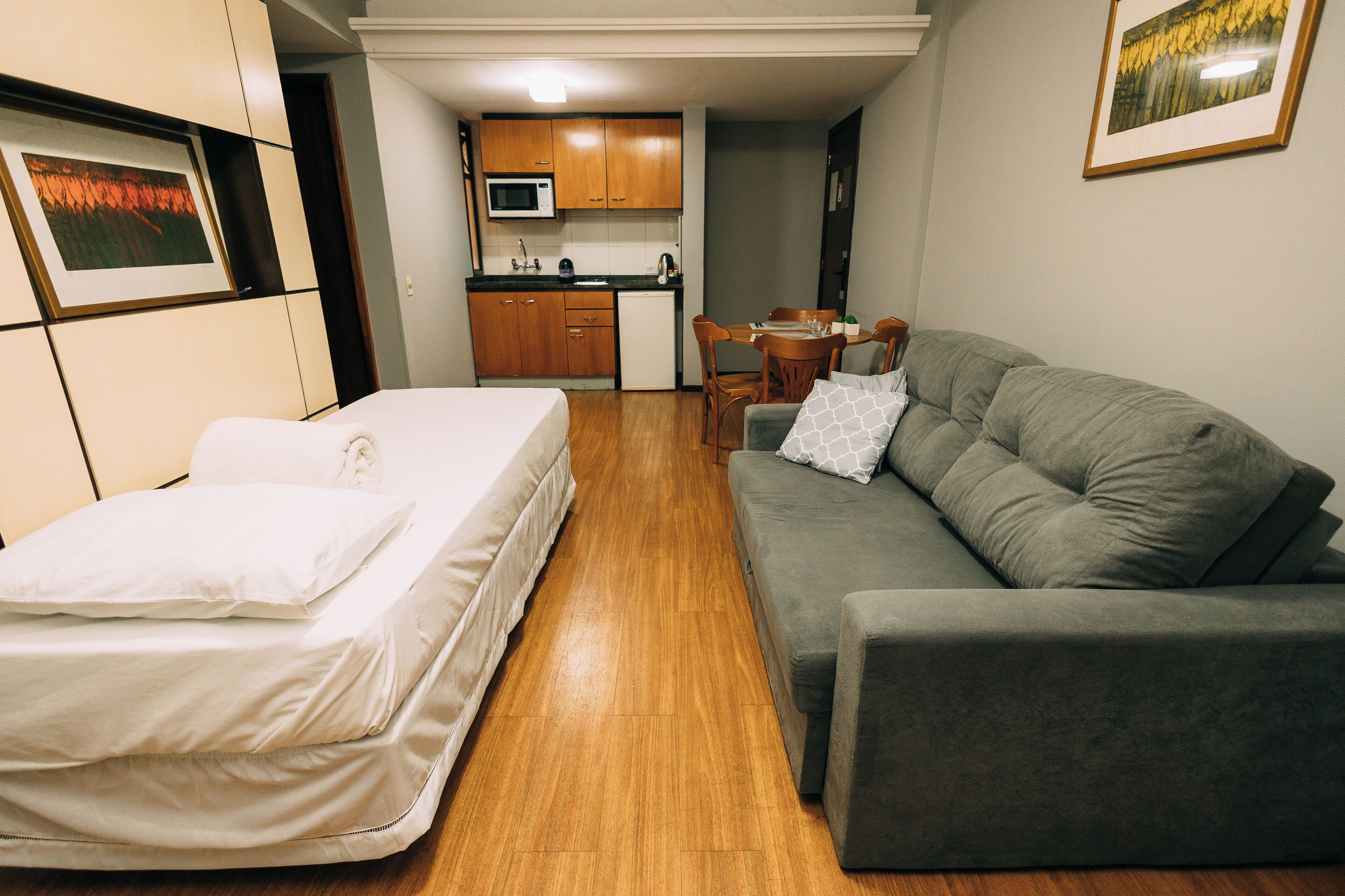 Apartamento econômico | Área de estar | TV LED 39 polegadas com canais a cabo