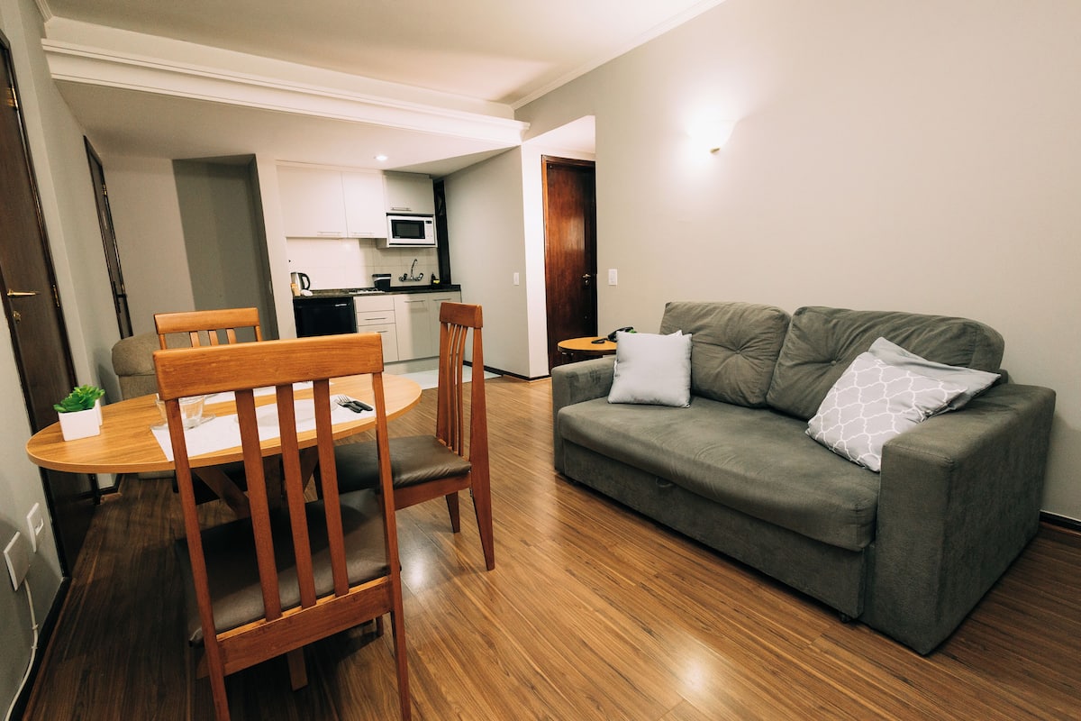 Apartamento econômico | Área de estar | TV LED 39 polegadas com canais a cabo