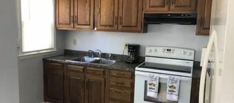 Cheerful 2 bedroom home with parking on premises